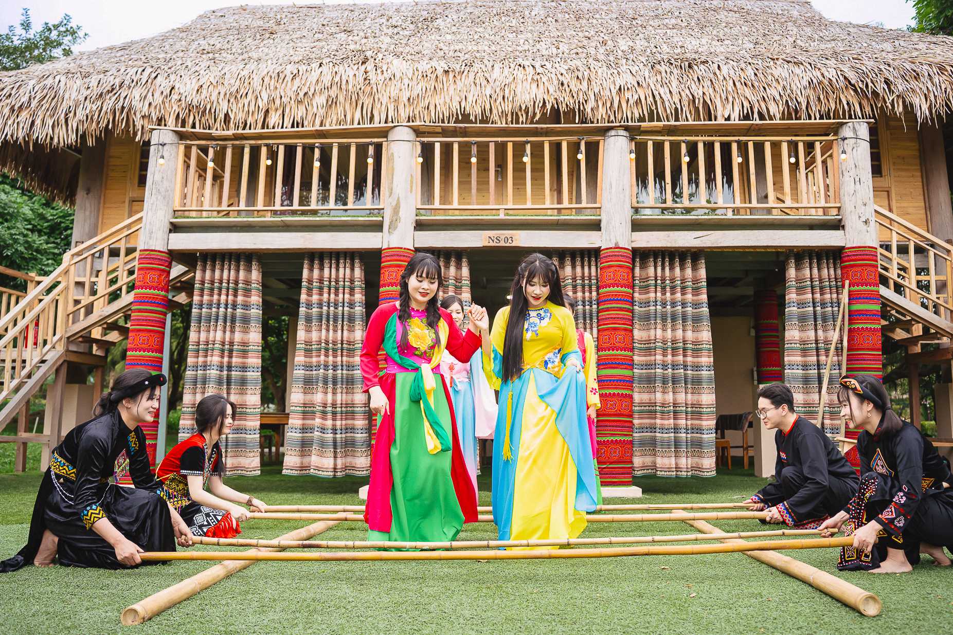 TRẢI NGHIỆM “NGỦ NHÀ SÀN” TẠI ĐIỂM ĐẾN DU LỊCH CUC PHUONG VILLAGE: GIẢI PHÁP LƯU TRÚ ĐA TRẢI NGHIỆM VÀ RETREAT LÝ TƯỞNG CHO SỰ KIỆN ĐOÀN ĐÔNG