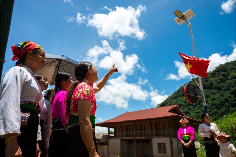 Trong ảnh là một đèn năng lượng mặt trời được tặng cho người dân tỉnh Sơn La, trong khuôn khổ chiến dịch Mùa hè Xanh 2025 do Quỹ đồng hành cùng Đoàn Thanh niên Đại học Quốc gia Hà Nội triển khai. Ảnh: QVTLX.